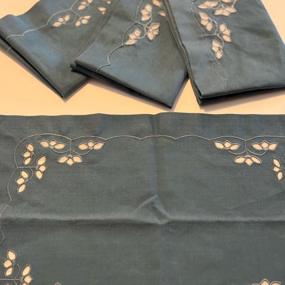 vintage CottageCore grandmacore placemats napkins blue linens